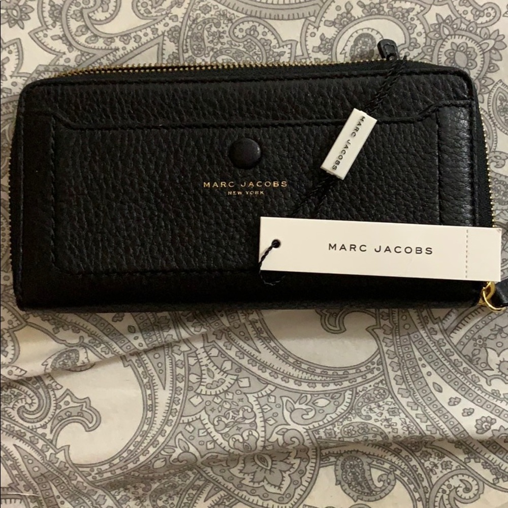 NWT Marc Jacobs Leather Vertical Zip-Around Wallet